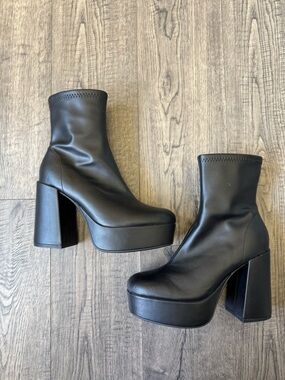 Soda Assign Stretch Platform Bootie- Black- Size 6